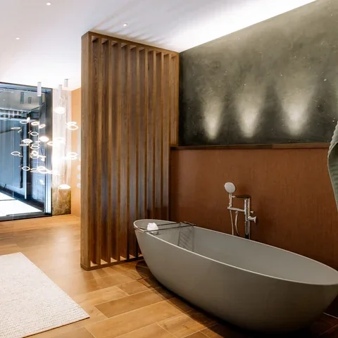 LED-Badezimmerbeleuchtung mit atmosphärischer Illumination.